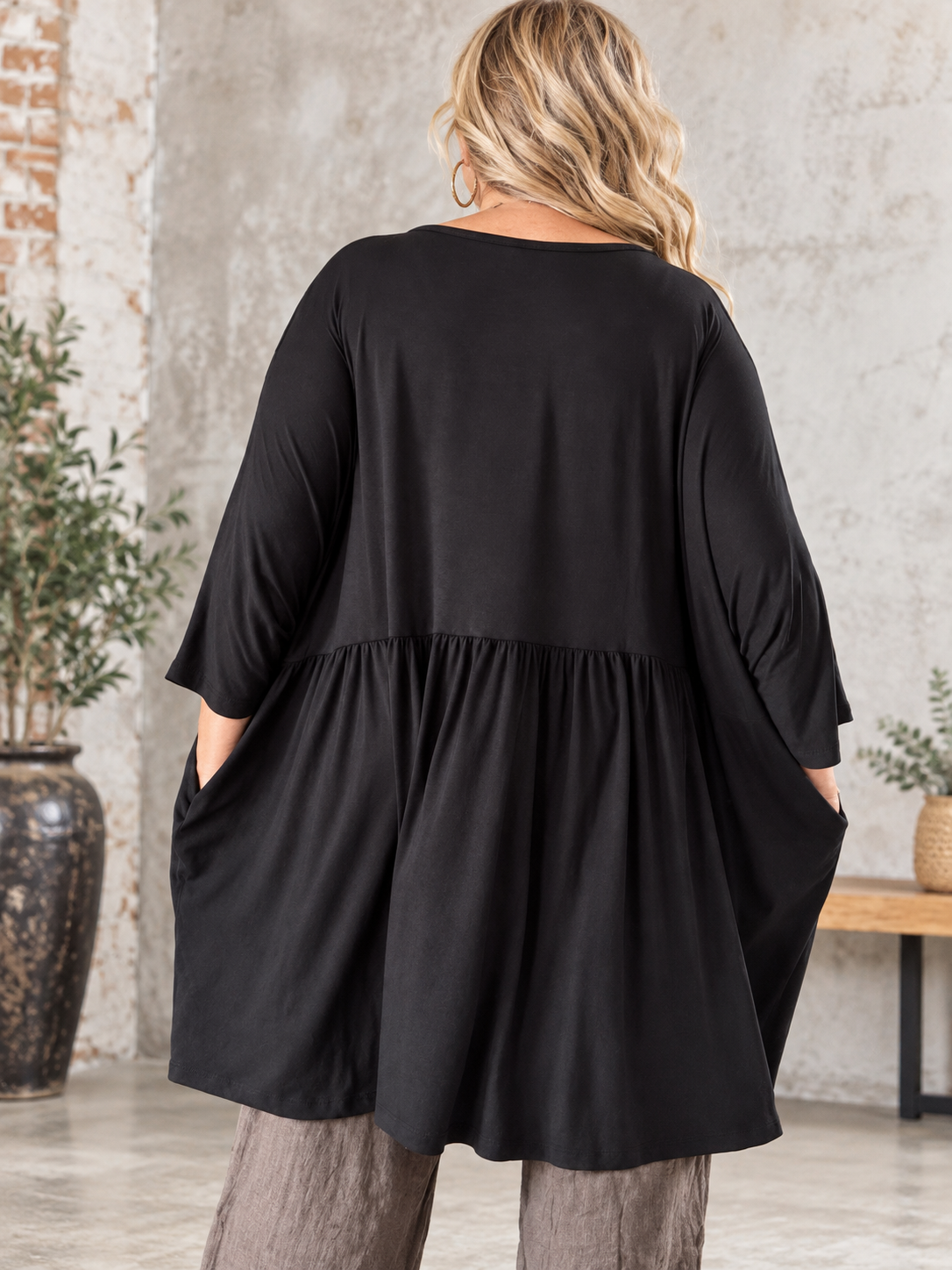 Anja jersey tunika i plus size med en smart og afslappet facon. Den bløde jersey giver god komfort og et flot fald. En skøn tunika, der er nem at style med både leggings og bukser. Billedet er AI-genereret.