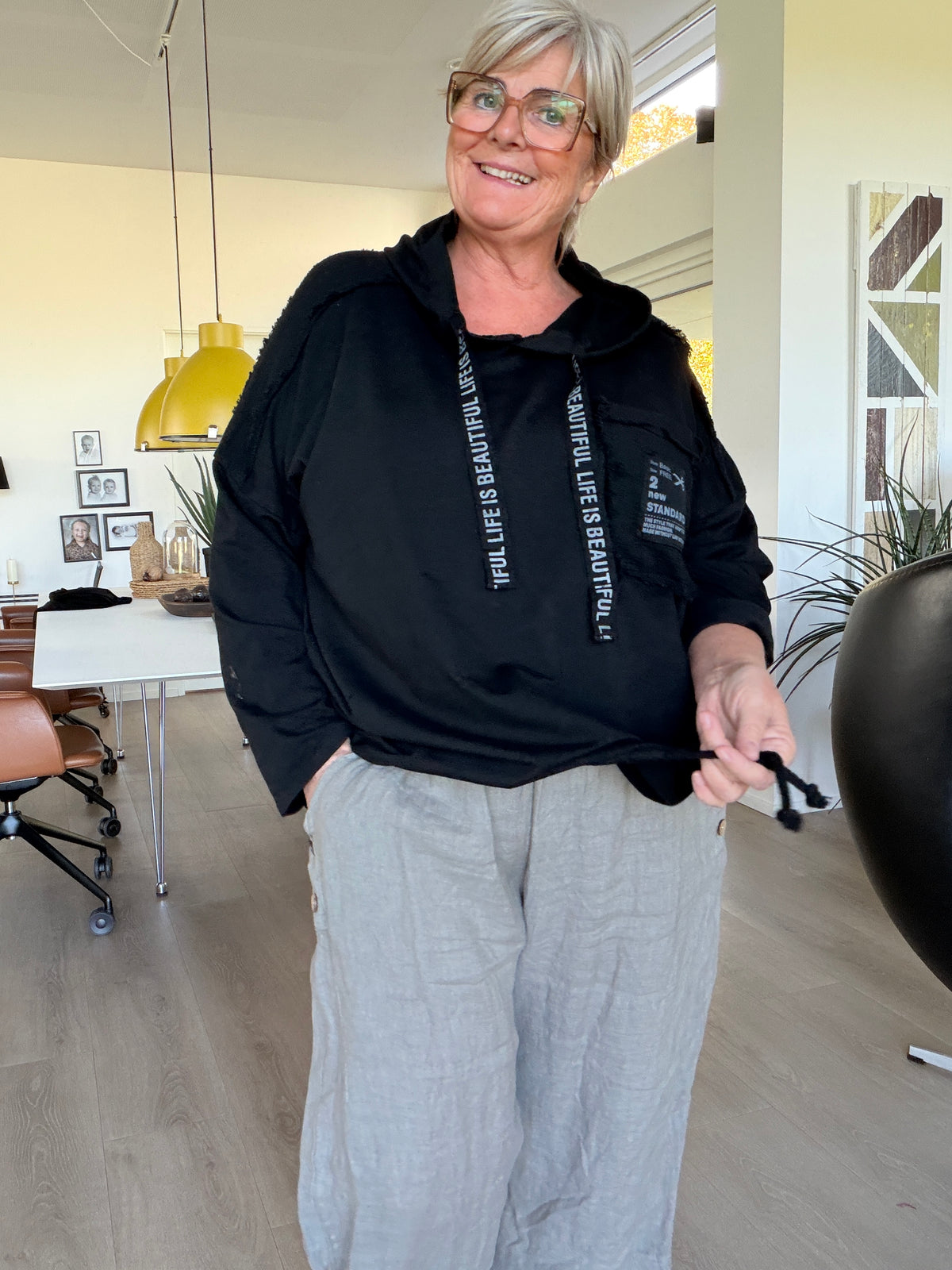 Alt-tekst: Carla plus size sweatshirt til kvinder i en smart og afslappet stil. Fås i 2 størrelser og er perfekt til et moderne og komfortabelt hverdagslook.