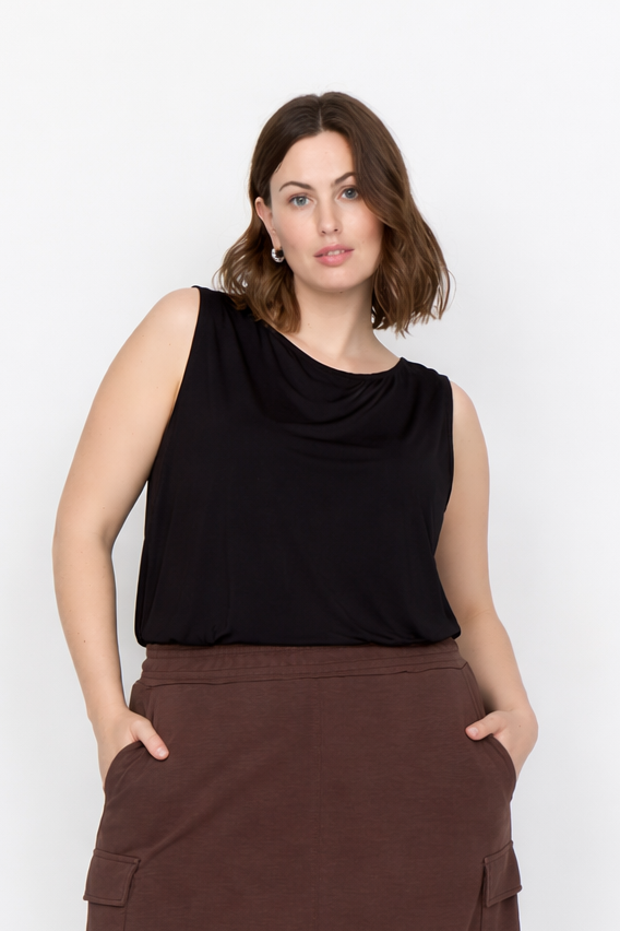 Plus size top med smart pasform. Den er anderledes, ærmeløs og perfekt til sommeren. Derudover er den i en lækker lyocell kvalitet. 