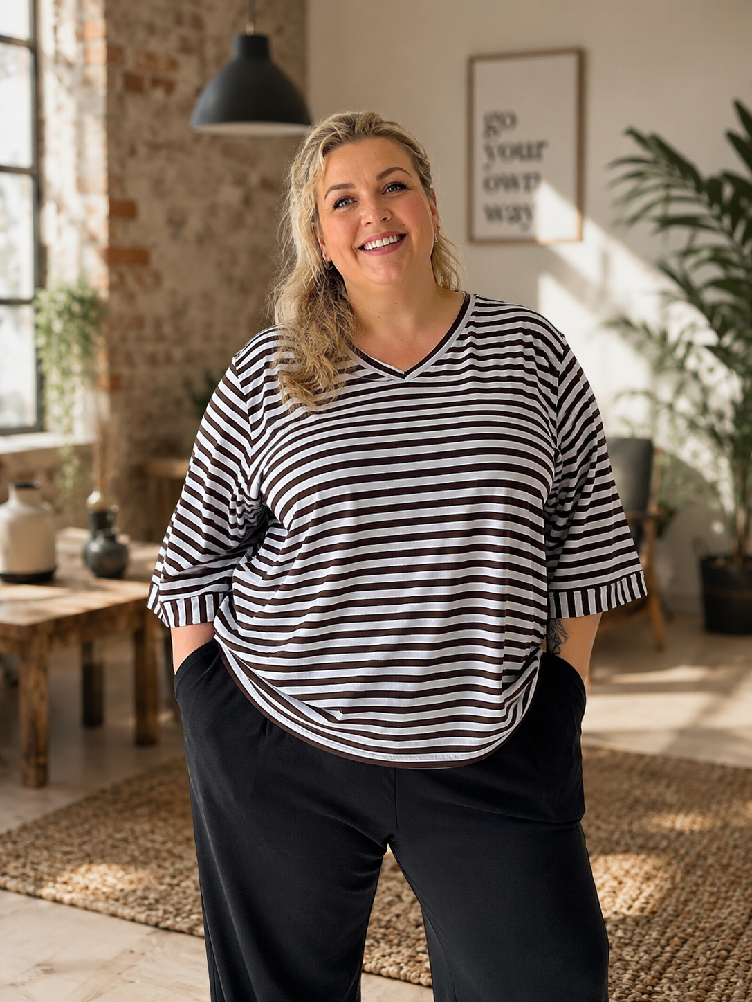 Lækker bomulds t-shirt til plus size kvinder. Den er med v-hals og brede ærmer. 

Billedet er genereret vha. AI-teknologi for at vise blusen på en person. 