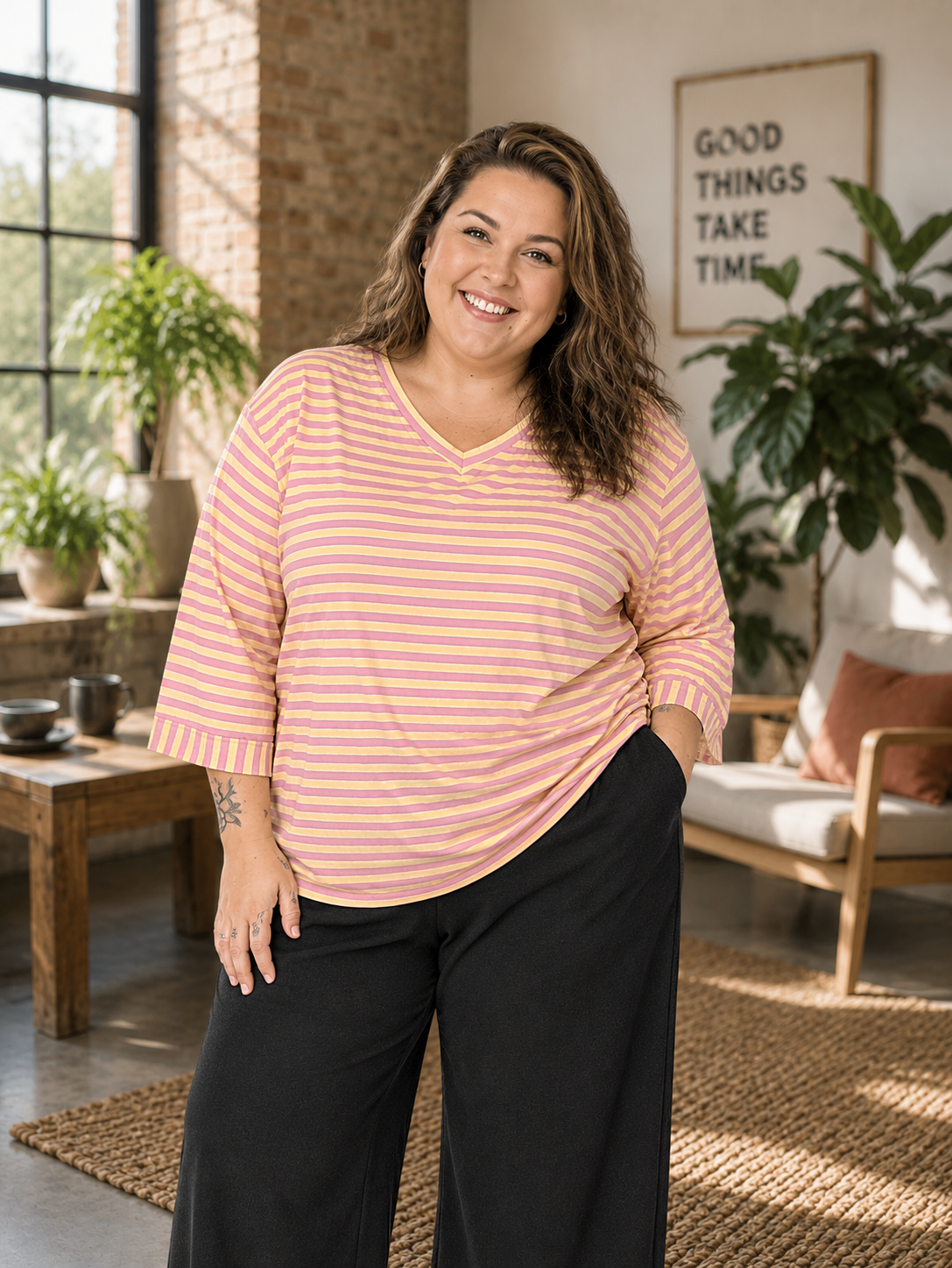 Lækker bomulds t-shirt til plus size kvinder. Den er med v-hals og brede ærmer. 

Billedet er genereret vha. AI-teknologi for at vise blusen på en person. 