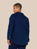 Smart plus size denim jakke. Den er gennemknappet, har to lommer, lange ærmer og er dejlig at have på. Perfekt overgangsjakke eller kørejakke, da den både kan bruges inde og ude.