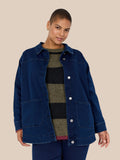 Smart plus size denim jakke. Den er gennemknappet, har to lommer, lange ærmer og er dejlig at have på. Perfekt overgangsjakke eller kørejakke, da den både kan bruges inde og ude.