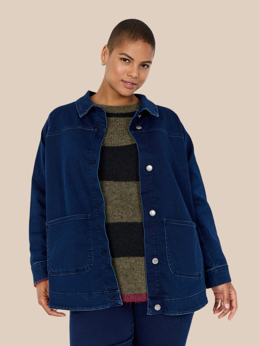 Smart plus size denim jakke. Den er gennemknappet, har to lommer, lange ærmer og er dejlig at have på. Perfekt overgangsjakke eller kørejakke, da den både kan bruges inde og ude.