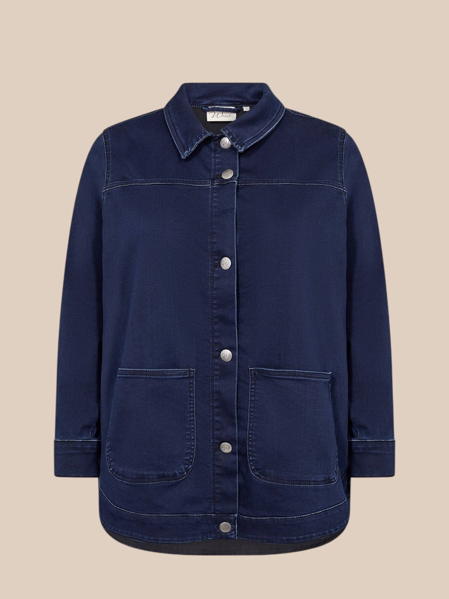 Smart plus size denim jakke. Den er gennemknappet, har to lommer, lange ærmer og er dejlig at have på. Perfekt overgangsjakke eller kørejakke, da den både kan bruges inde og ude.