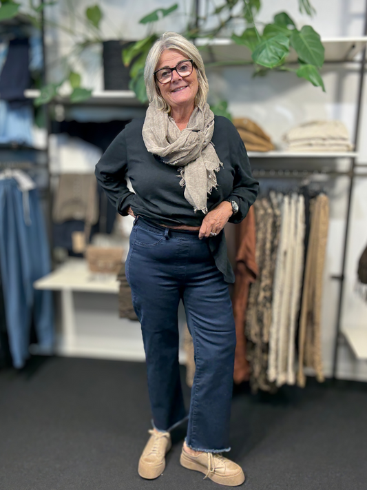 Smart plus size jeans, som kan være et godt alternativ til en leggings. Jeansen er med brede ben, og så stumper den i længden.