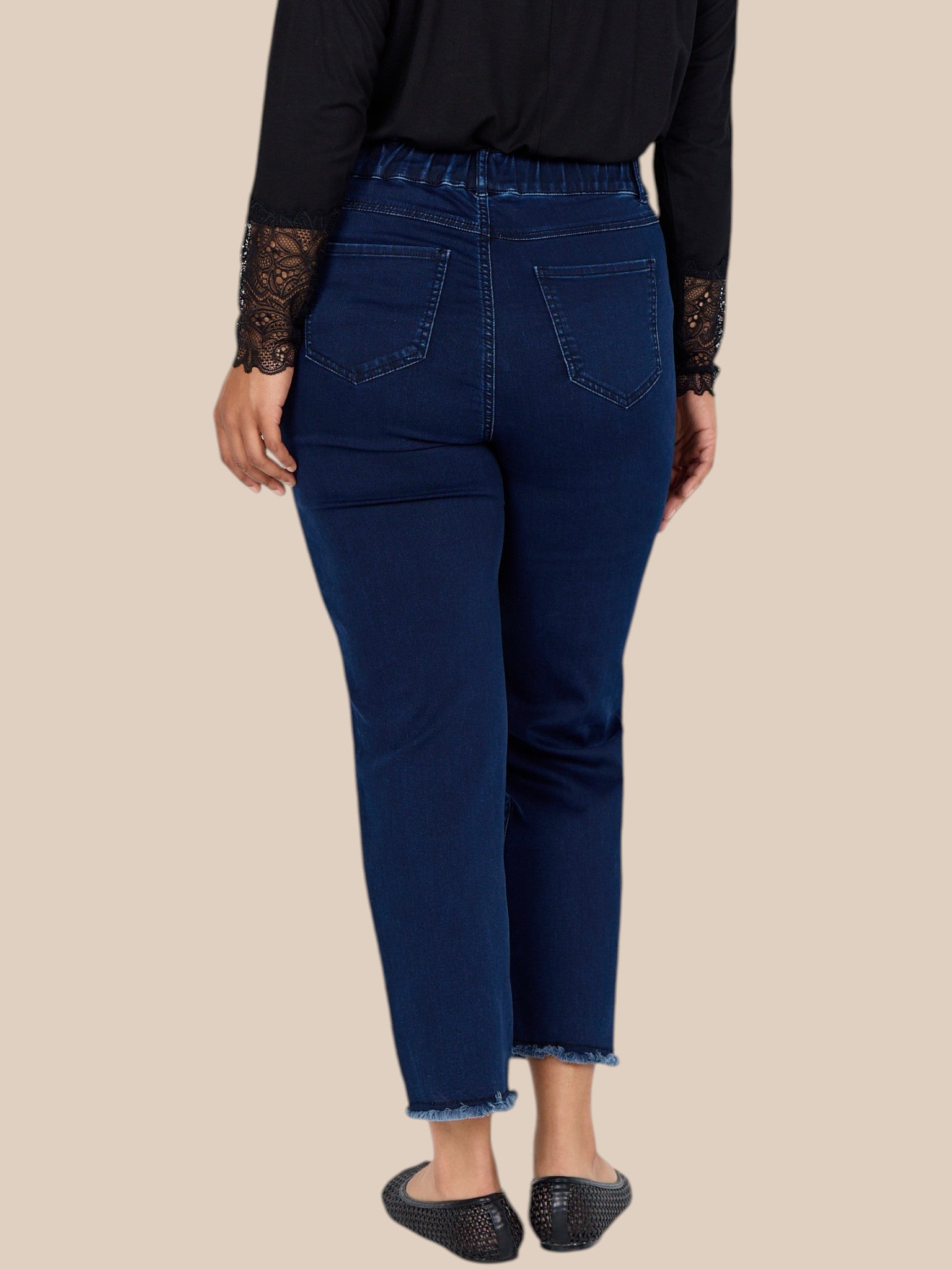 Smart plus size jeans, som kan være et godt alternativ til en leggings. Jeansen er med brede ben, og så stumper den i længden.