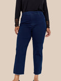 Smart plus size jeans, som kan være et godt alternativ til en leggings. Jeansen er med brede ben, og så stumper den i længden.