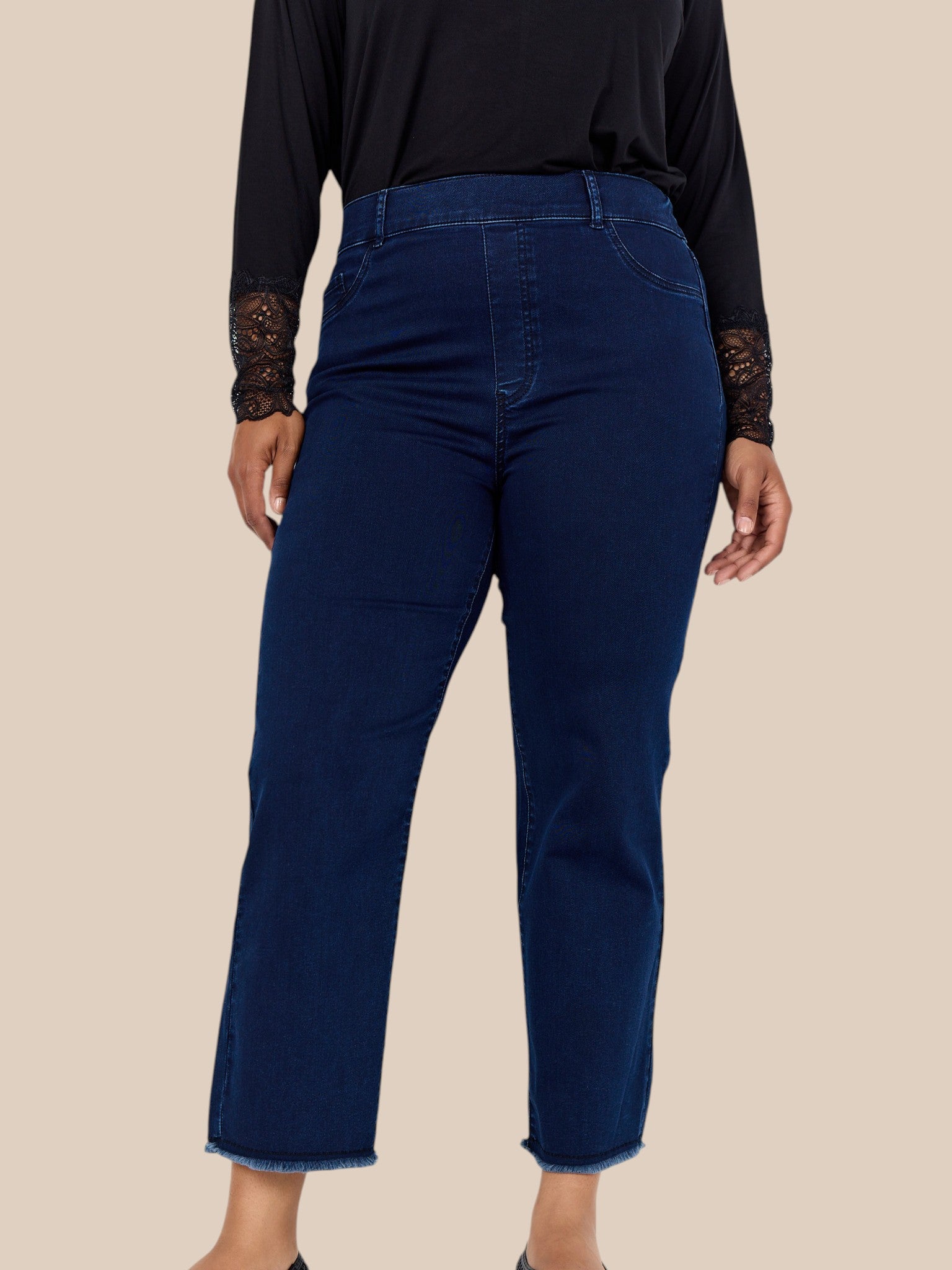 Smart plus size jeans, som kan være et godt alternativ til en leggings. Jeansen er med brede ben, og så stumper den i længden.
