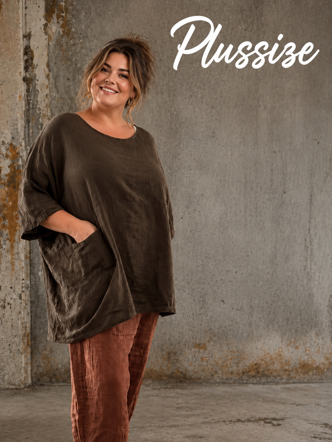 **Alt-tekst – Susanne plussize bomuldstunika (AI-genereret billede):**

AI-genereret billede af en smilende plus-size model iført Susanne bomuldstunika i mørk brun. Tunikaen har en løs, oversize pasform med rund hals, korte brede ærmer og store påsyede lommer foran. Den er stylet med rustfarvede bukser og komfortable sko i et råt industrielt miljø, som fremhæver tunikaens afslappede og moderne udtryk. Ideel til kvinder, der ønsker komfort, bevægelsesfrihed og et stilfuldt hverdagslook.