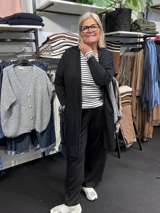 Sabina 23 er en langærmet cardigan, som kan bruges til stort set alt. Den er perfekt til plus pigen som er glad for en lang cardigan med lommer. 