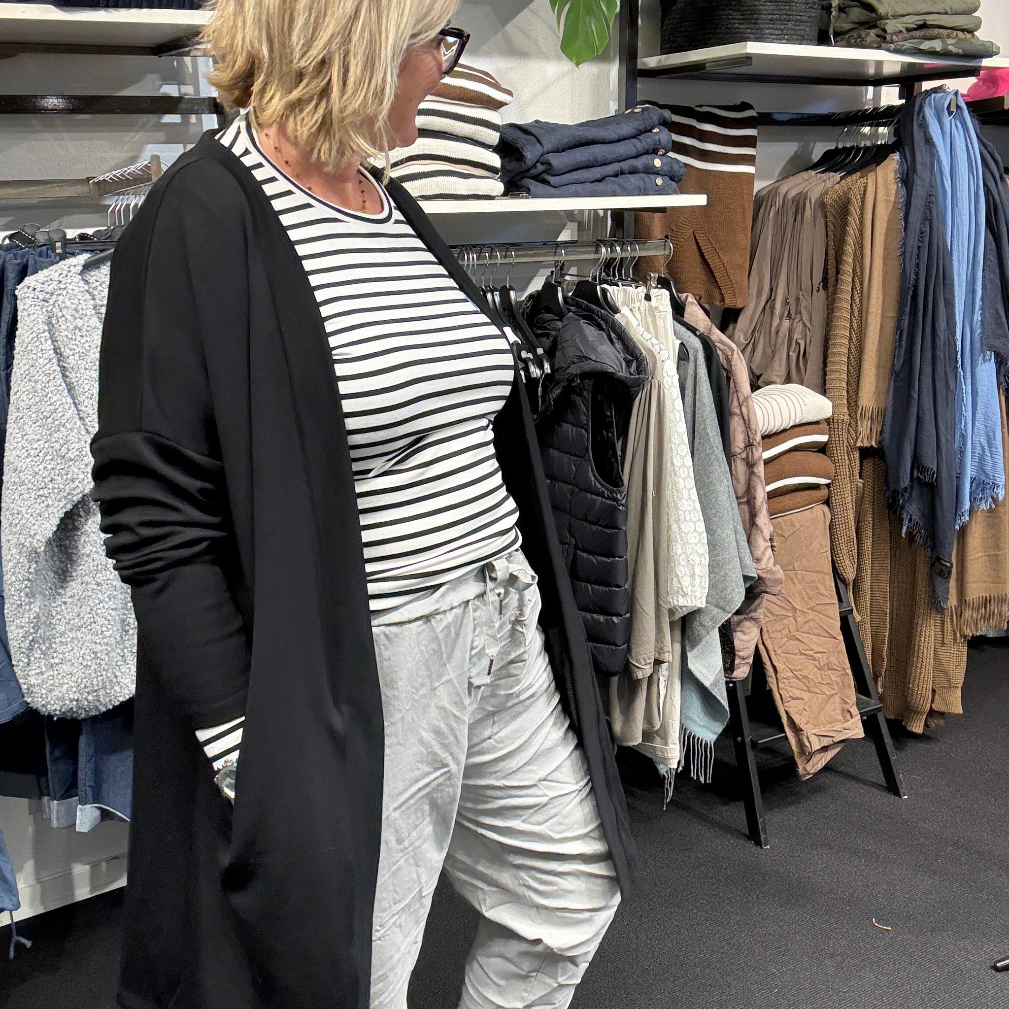 Sabina 23 er en langærmet cardigan, som kan bruges til stort set alt. Den er perfekt til plus pigen som er glad for en lang cardigan med lommer. 