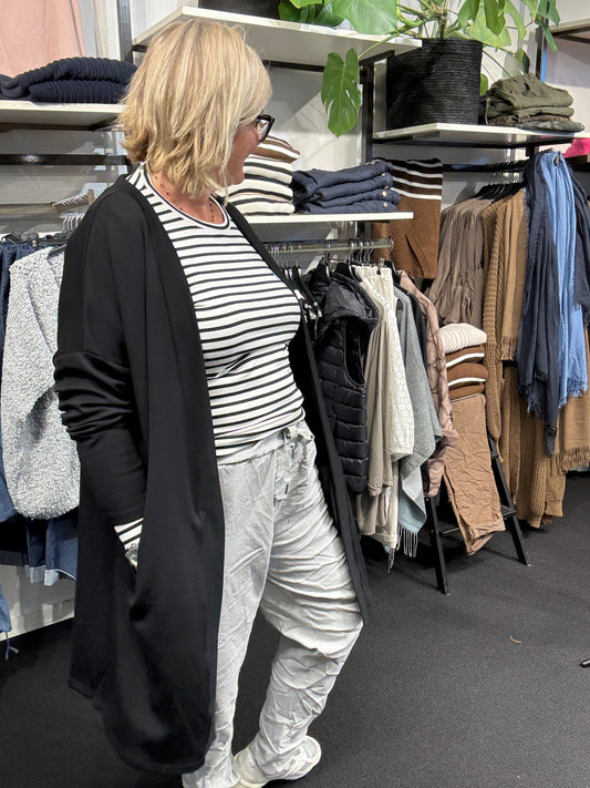 Sabina 23 er en langærmet cardigan, som kan bruges til stort set alt. Den er perfekt til plus pigen som er glad for en lang cardigan med lommer. 