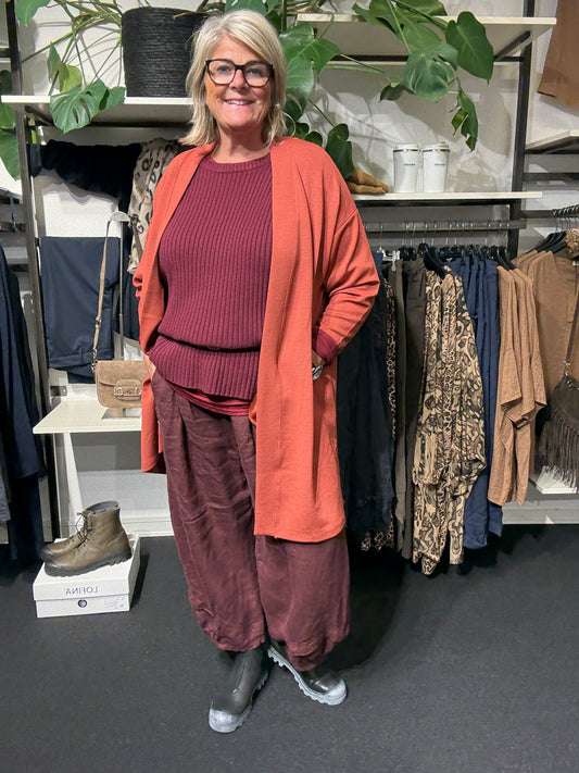 Sabina 23 er en langærmet cardigan, som kan bruges til stort set alt. Den er perfekt til plus pigen som er glad for en lang cardigan med lommer. 