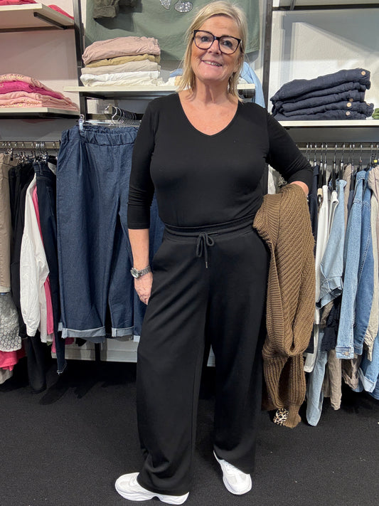Sabina 2 sort plussize joggingbuks som går op til størrelse 58 fra Wasabi
