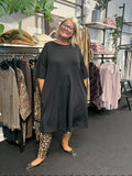 Smart plus size kjole med korte flæseærmer, som går ud og laver trompet-effekt. Kjolen er knælang, og kan benyttes sammen med rigtig mange ting. Kan nemt dresses op. 