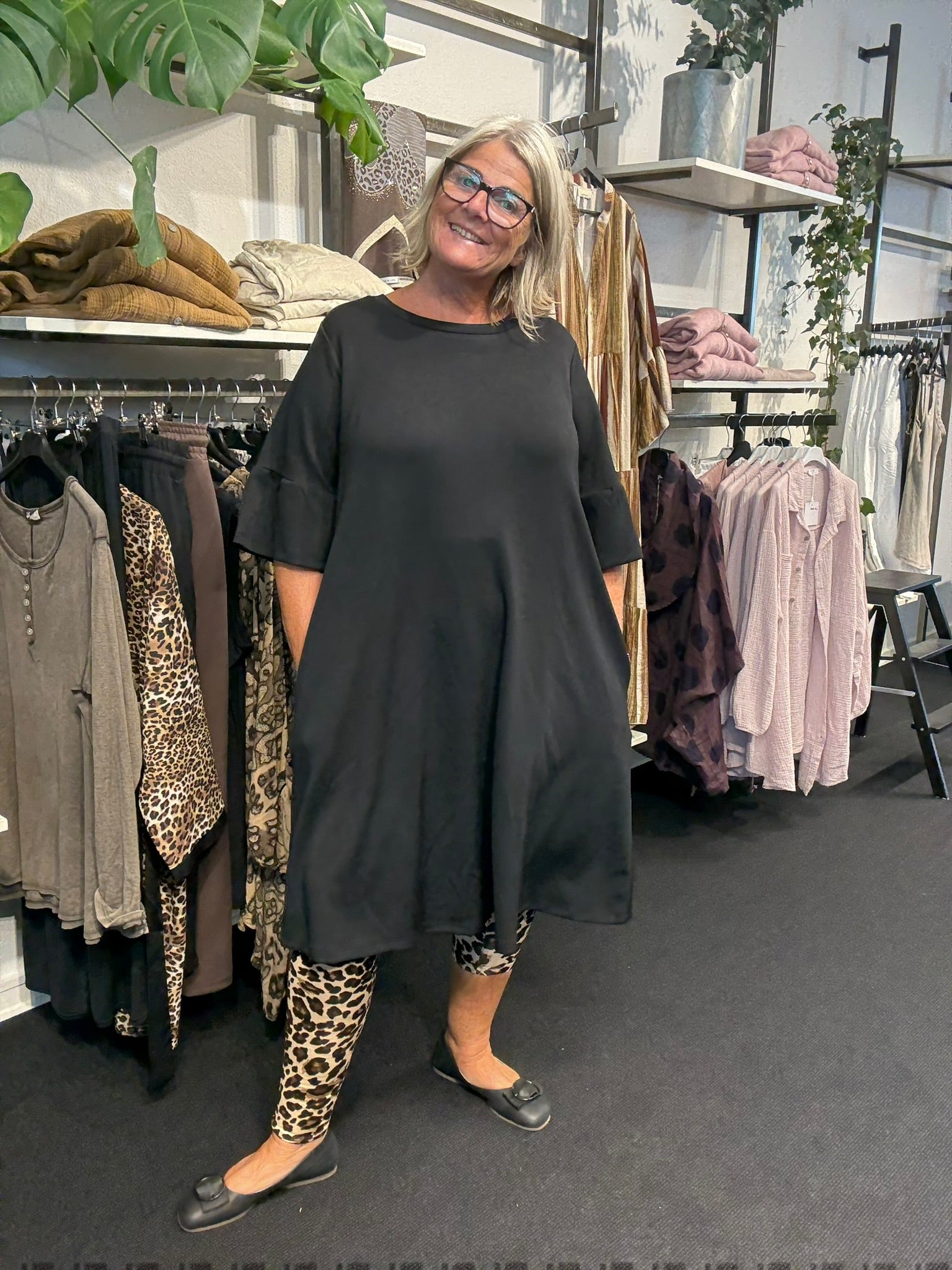 Smart plus size kjole med korte flæseærmer, som går ud og laver trompet-effekt. Kjolen er knælang, og kan benyttes sammen med rigtig mange ting. Kan nemt dresses op. 