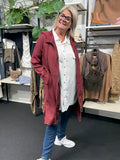 Smart plus size cardigan med lynlås og hætte. Den fås fra en str. 42 til og med str. 58. Den er fra Wasabi.
