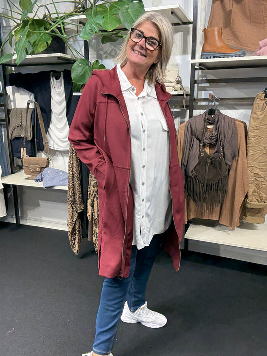 Smart plus size cardigan med lynlås og hætte. Den fås fra en str. 42 til og med str. 58. Den er fra Wasabi.