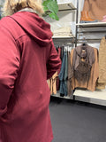 Smart plus size cardigan med lynlås og hætte. Den fås fra en str. 42 til og med str. 58. Den er fra Wasabi.