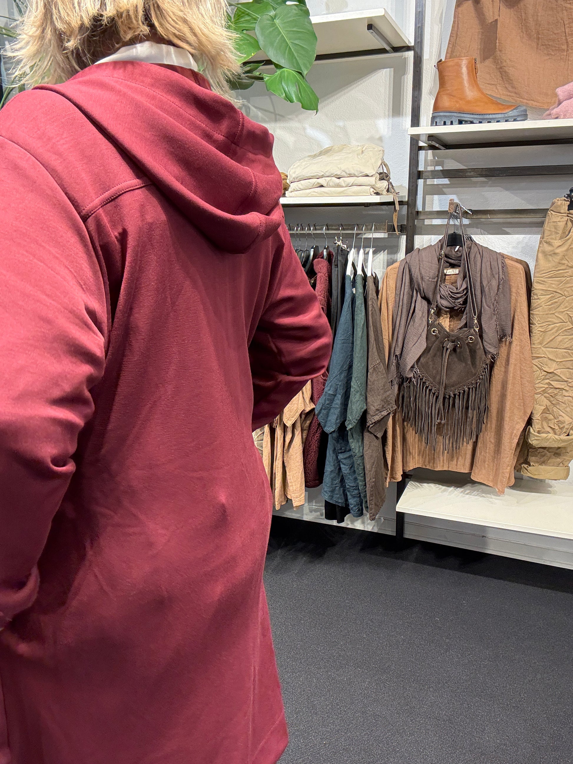 Smart plus size cardigan med lynlås og hætte. Den fås fra en str. 42 til og med str. 58. Den er fra Wasabi.
