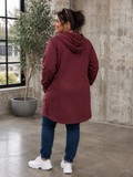 Smart plus size cardigan med lynlås og hætte. Den fås fra en str. 42 til og med str. 58. Den er fra Wasabi.