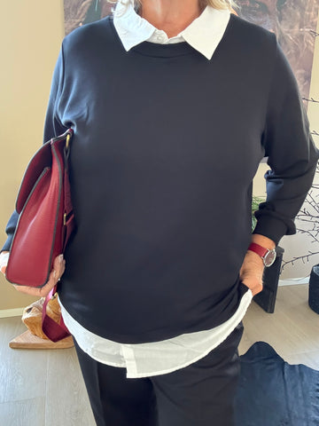 Plus size bluse med lag-på-lag effekt fra krave og bund. Den er lækker blød i den velkendte Sabina kvalitet. 