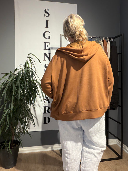 Lækker sweatshirt til plus size kvinden der ønsker ultimativ komfort. Den er fra Wasabi og går op til en str. 