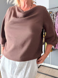 “Komfortabel plus size top fra Wasabi Concept i blød viskose. SABINA 93 har en løs pasform, flot anderledes hals og et enkelt design, der gør den perfekt til både hverdag og lag-på-lag styling.”