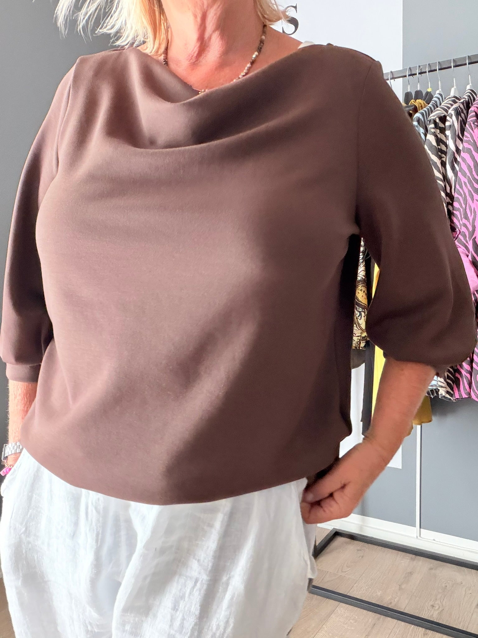 “Komfortabel plus size top fra Wasabi Concept i blød viskose. SABINA 93 har en løs pasform, flot anderledes hals og et enkelt design, der gør den perfekt til både hverdag og lag-på-lag styling.”