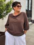 “Komfortabel plus size top fra Wasabi Concept i blød viskose. SABINA 93 har en løs pasform, flot anderledes hals og et enkelt design, der gør den perfekt til både hverdag og lag-på-lag styling.”