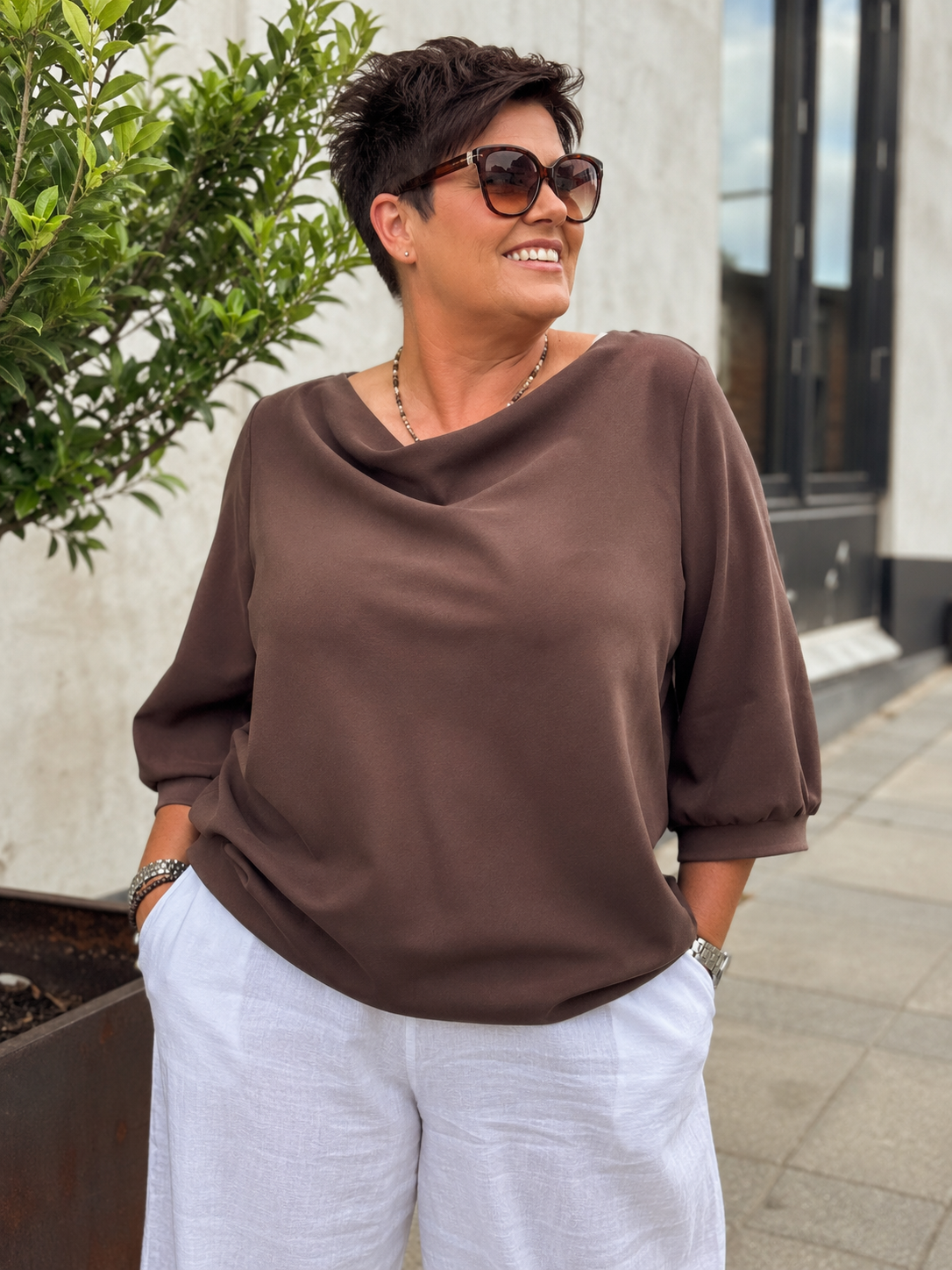 “Komfortabel plus size top fra Wasabi Concept i blød viskose. SABINA 93 har en løs pasform, flot anderledes hals og et enkelt design, der gør den perfekt til både hverdag og lag-på-lag styling.”