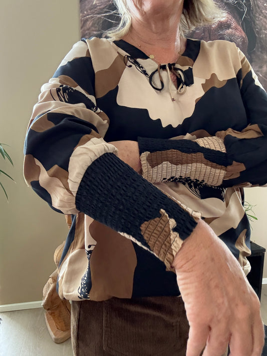 Plussize bluse fra Zhenzi som er det  mærke med de gode faconer, i bordeaux og brun flot print og flotte farver hverag eller fest den kan begge dele.