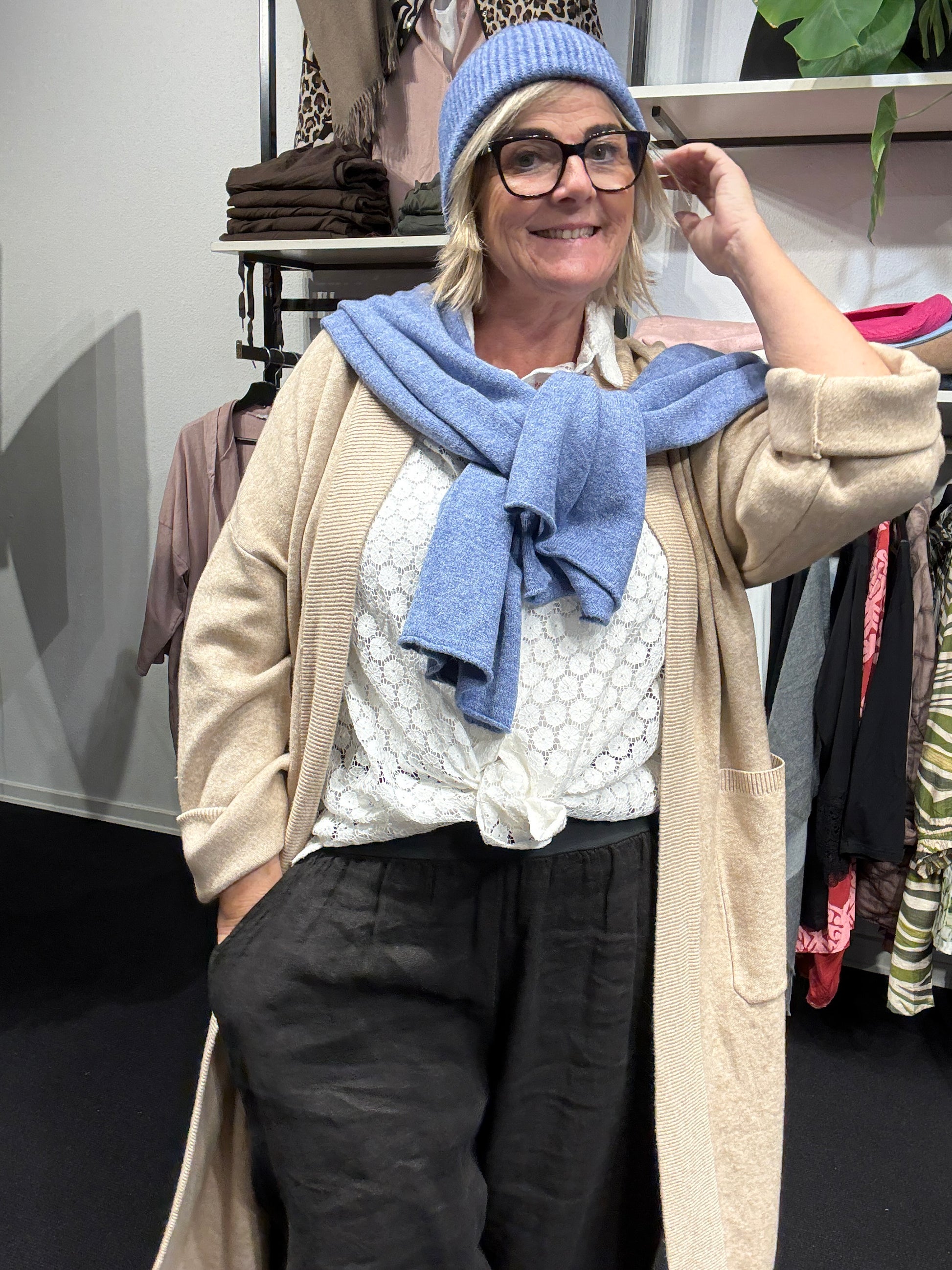 Saga Strik Hue – blød, lækker og i flere flotte farver

Opgrader dit vinterlook med Saga Strik Hue, en blød og lækker strikhue, der holder dig varm på selv de koldeste dage. Huen er designet i en komfortabel og elastisk kvalitet, der sidder behageligt og passer de fleste.
Vælg mellem flere smukke farver og find den hue, der matcher netop din stil.

Perfekt til både hverdag, udendørsaktiviteter og hygge i vintermånederne.