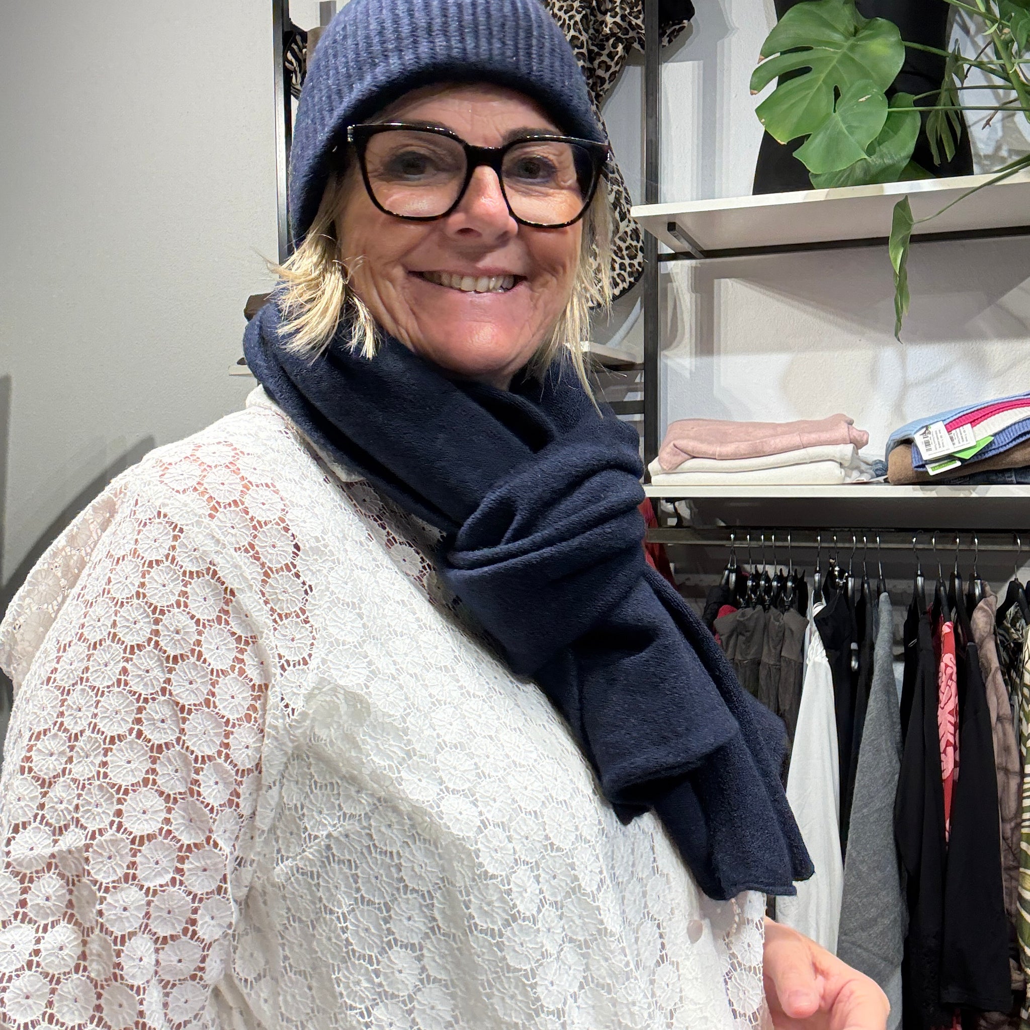 Saga Strik Hue – blød, lækker og i flere flotte farver

Opgrader dit vinterlook med Saga Strik Hue, en blød og lækker strikhue, der holder dig varm på selv de koldeste dage. Huen er designet i en komfortabel og elastisk kvalitet, der sidder behageligt og passer de fleste.
Vælg mellem flere smukke farver og find den hue, der matcher netop din stil.

Perfekt til både hverdag, udendørsaktiviteter og hygge i vintermånederne.