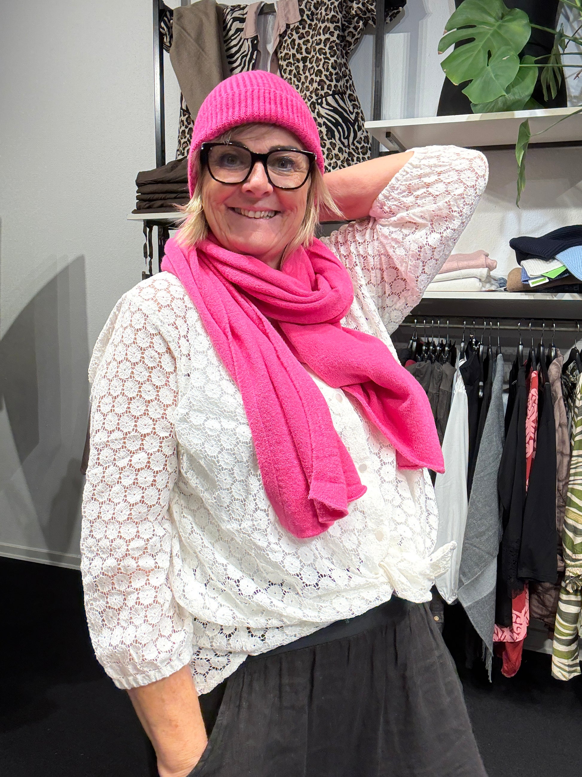 Saga Strik Hue – blød, lækker og i flere flotte farver

Opgrader dit vinterlook med Saga Strik Hue, en blød og lækker strikhue, der holder dig varm på selv de koldeste dage. Huen er designet i en komfortabel og elastisk kvalitet, der sidder behageligt og passer de fleste.
Vælg mellem flere smukke farver og find den hue, der matcher netop din stil.

Perfekt til både hverdag, udendørsaktiviteter og hygge i vintermånederne.