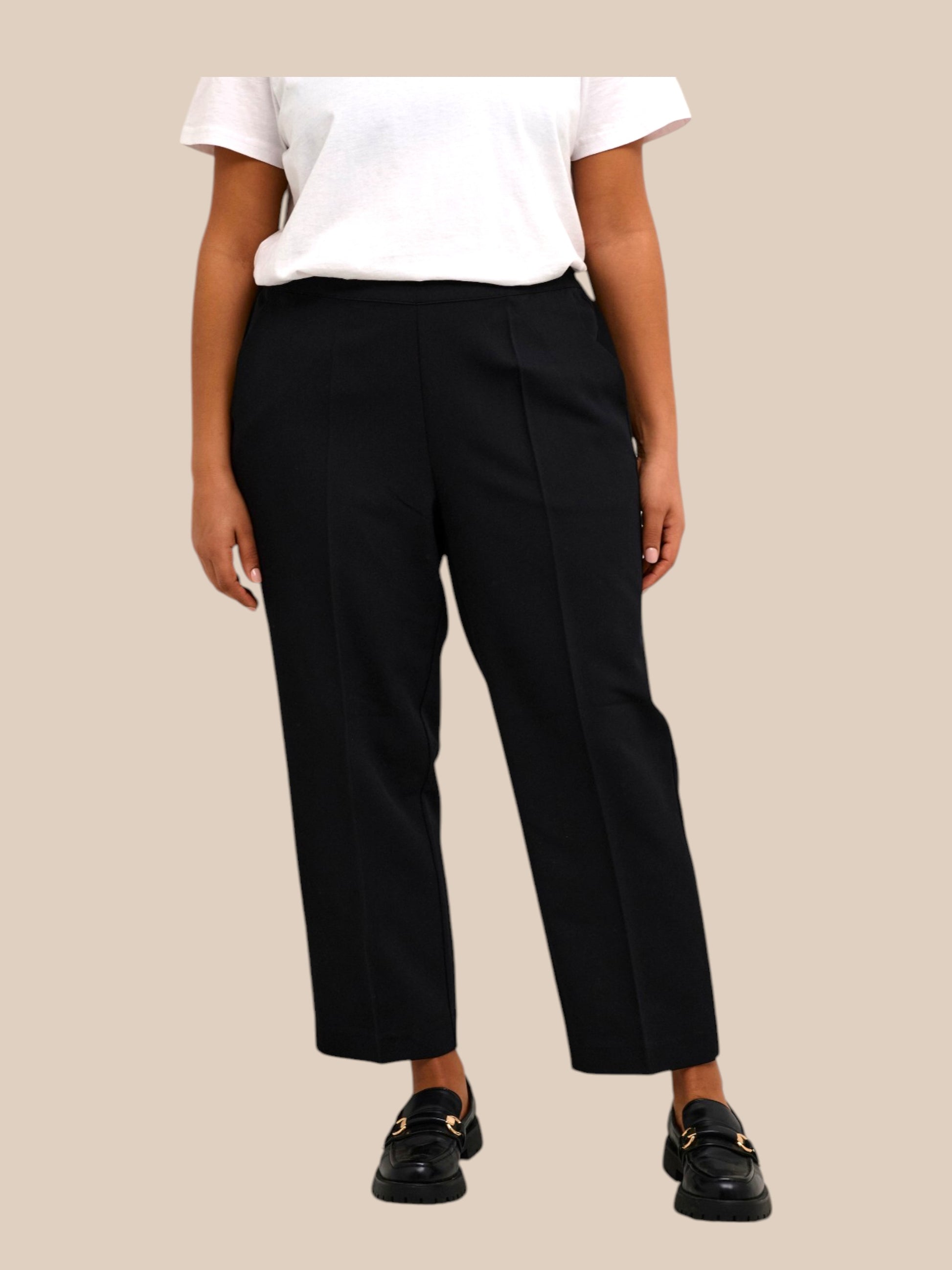Sakira cropped pants 7/8 fra Kaffe Curve med pressefold – stilfulde og alsidige bukser.