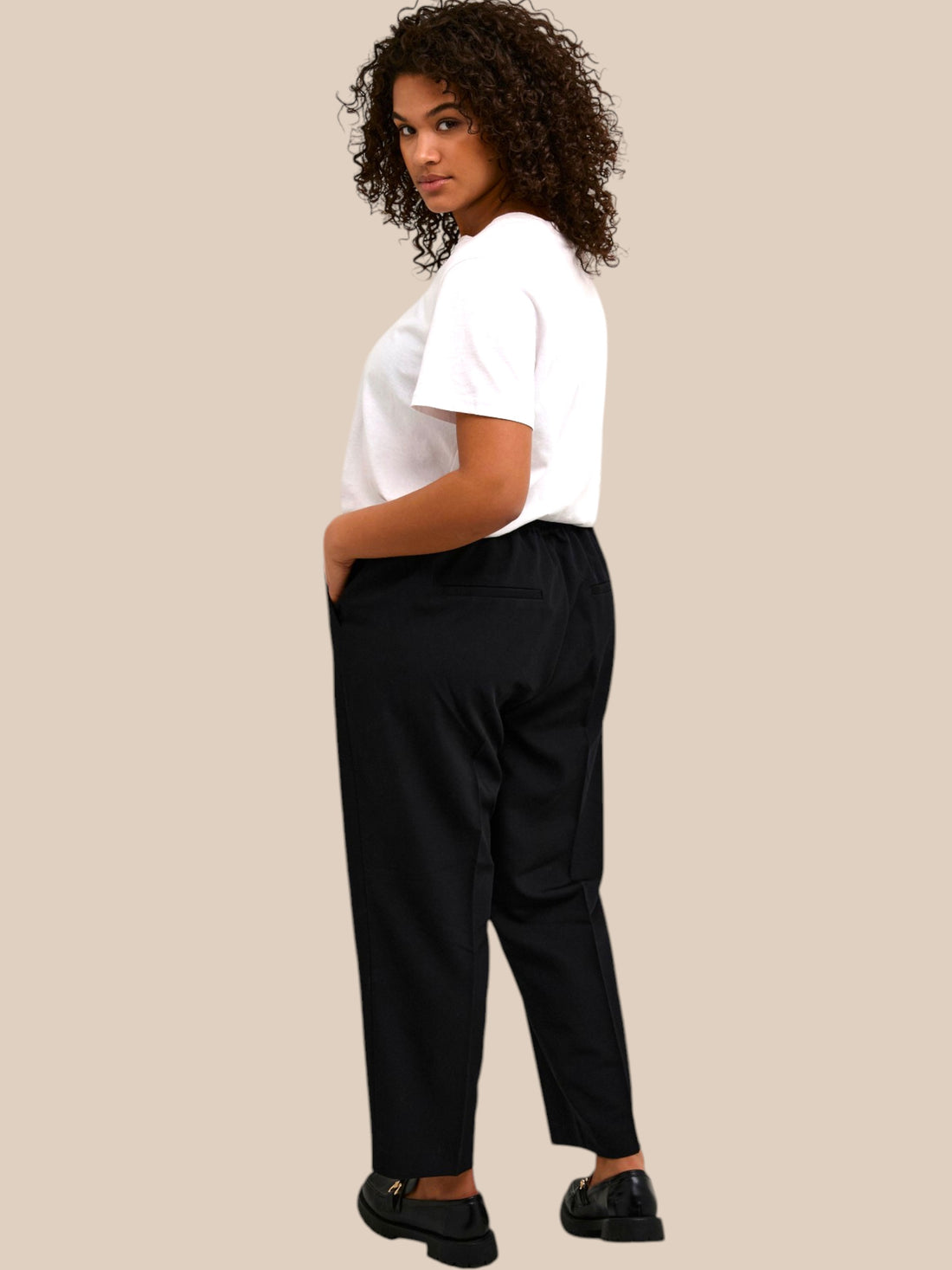 Sakira cropped pants 7/8 fra Kaffe Curve med pressefold – stilfulde og alsidige bukser.Sakira cropped pants med flatterende pasform til kurvede former