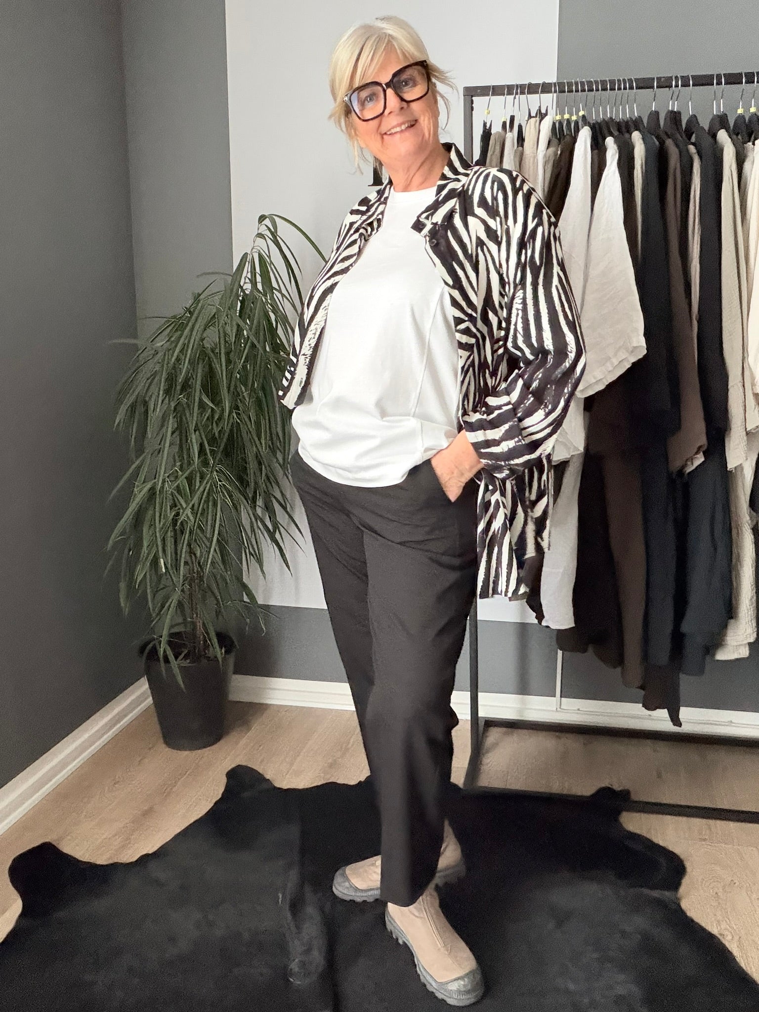 Sakira cropped pants 7/8 fra Kaffe Curve med pressefold – stilfulde og alsidige bukser.Sakira cropped pants med flatterende pasform til kurvede former