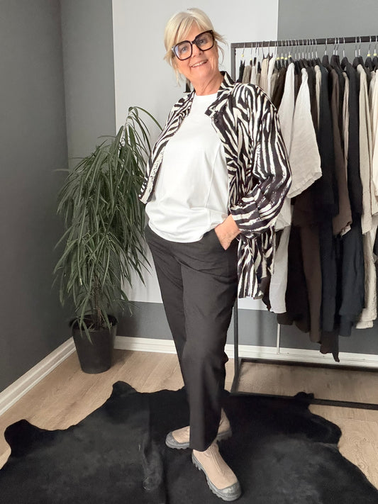 Sakira cropped pants 7/8 fra Kaffe Curve med pressefold – stilfulde og alsidige bukser.Sakira cropped pants med flatterende pasform til kurvede former