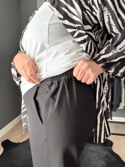 Sakira cropped pants 7/8 fra Kaffe Curve med pressefold – stilfulde og alsidige bukser.Sakira cropped pants med flatterende pasform til kurvede former