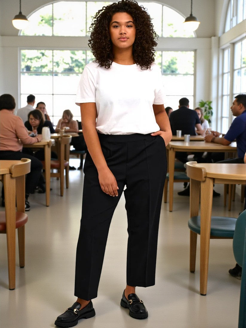 Sakira cropped pants 7/8 fra Kaffe Curve med pressefold – stilfulde og alsidige bukser.Sakira cropped pants med flatterende pasform til kurvede former