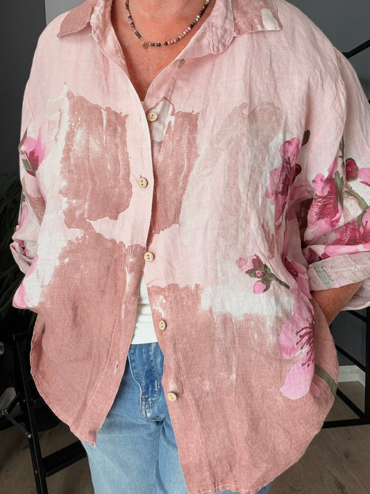 smuk plussize sakura hør skjorte som fåes i flere flotte sommer farver.