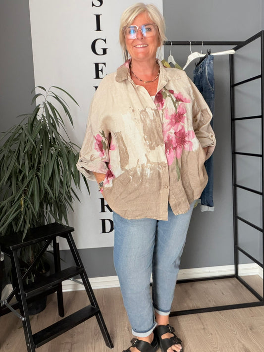 smuk plussize sakura hør skjorte som fåes i flere flotte sommer farver.