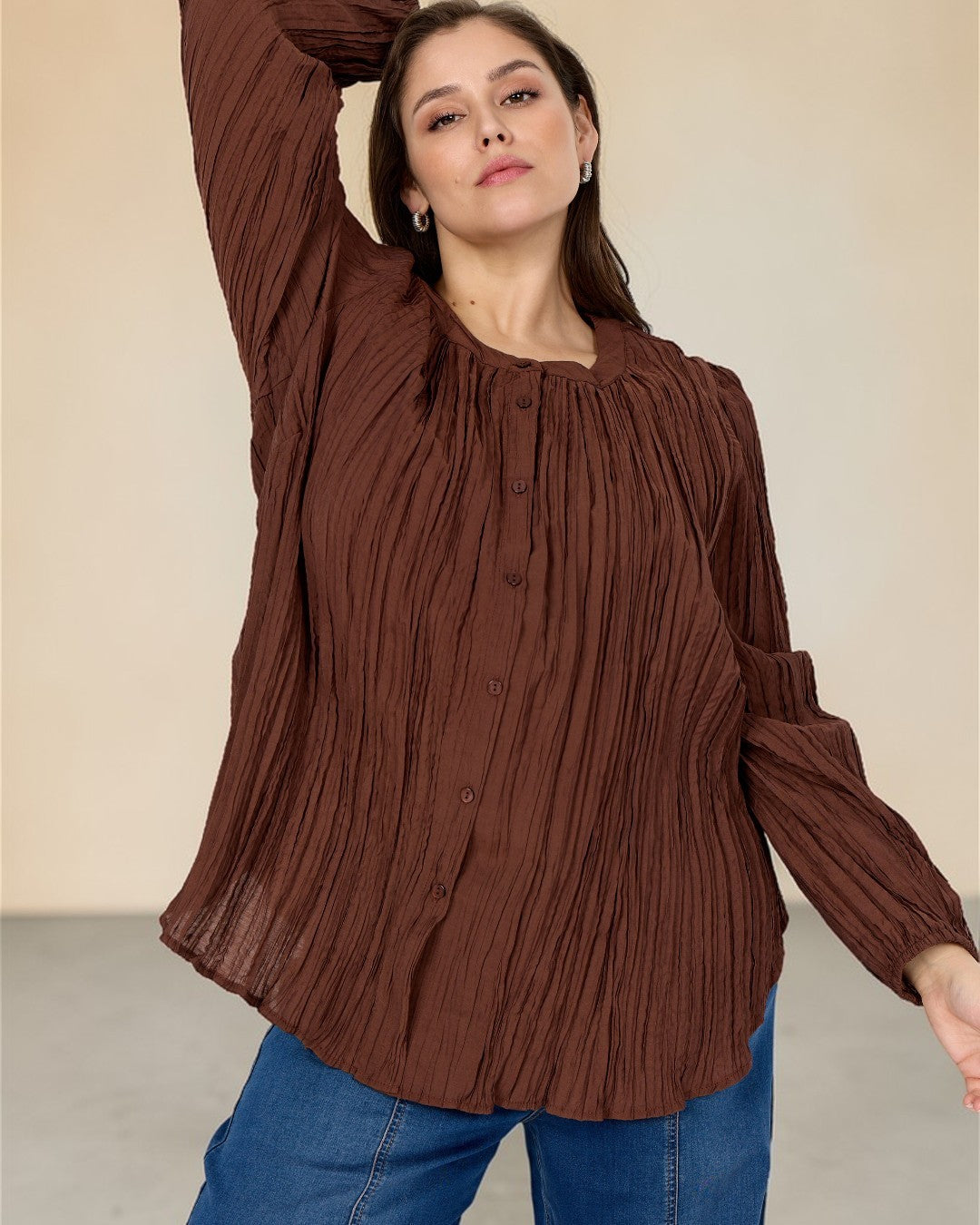 Smart skjorte med struktur. Den er gennemknappet og kan derfor bruges både åben og lukket. 