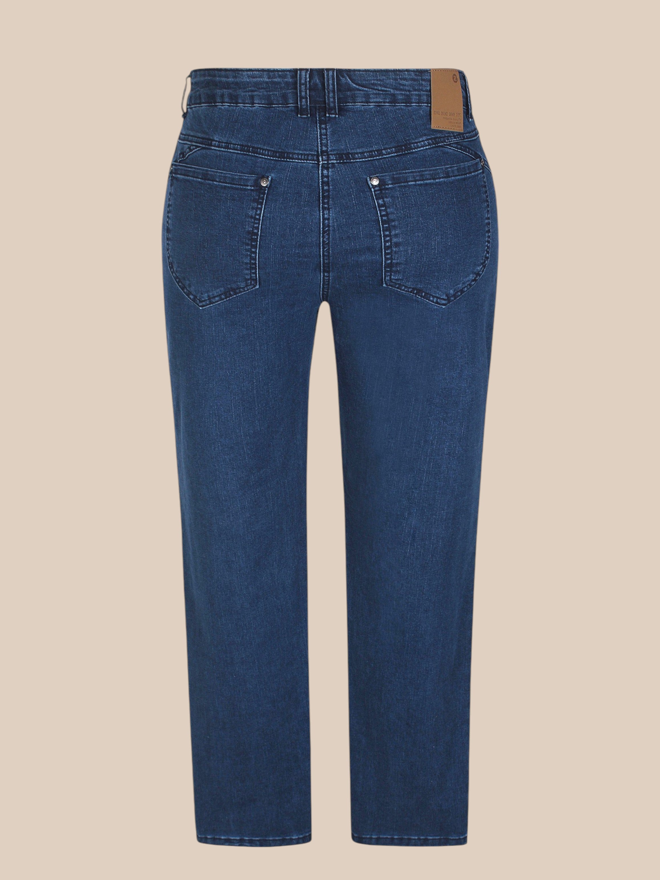 Salsa plussize  jeans fra zhenzi rummelig i facon og løs i lår og i en blød jeans kvalitet med masser af stræk