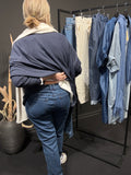 Salsa plussize  jeans fra zhenzi rummelig i facon og løs i lår og i en blød jeans kvalitet med masser af stræk