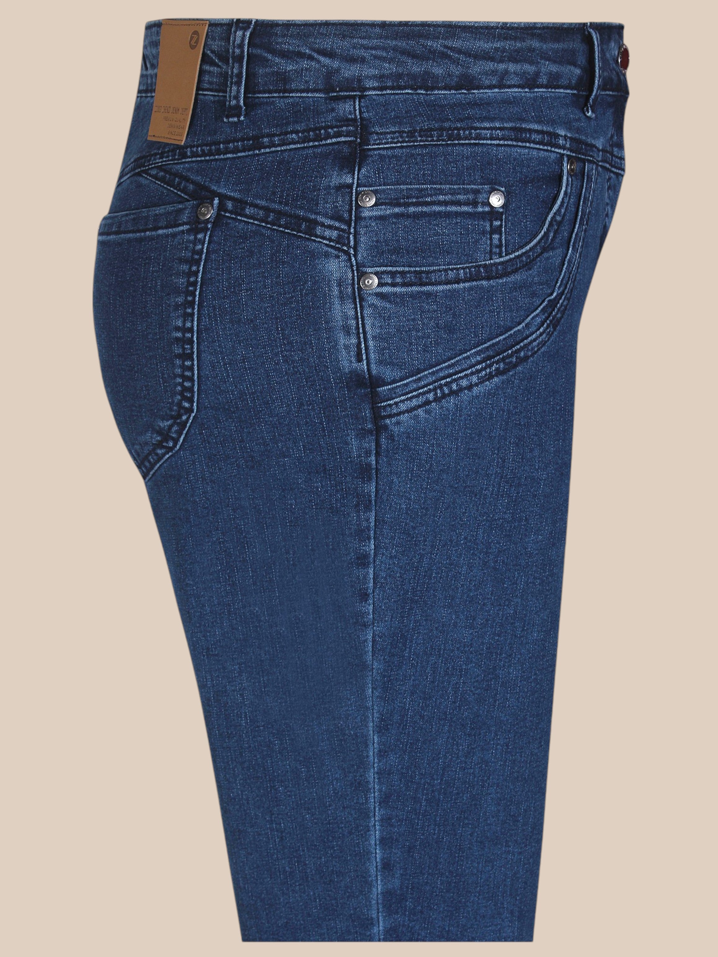 Salsa plussize  jeans fra zhenzi rummelig i facon og løs i lår og i en blød jeans kvalitet med masser af stræk