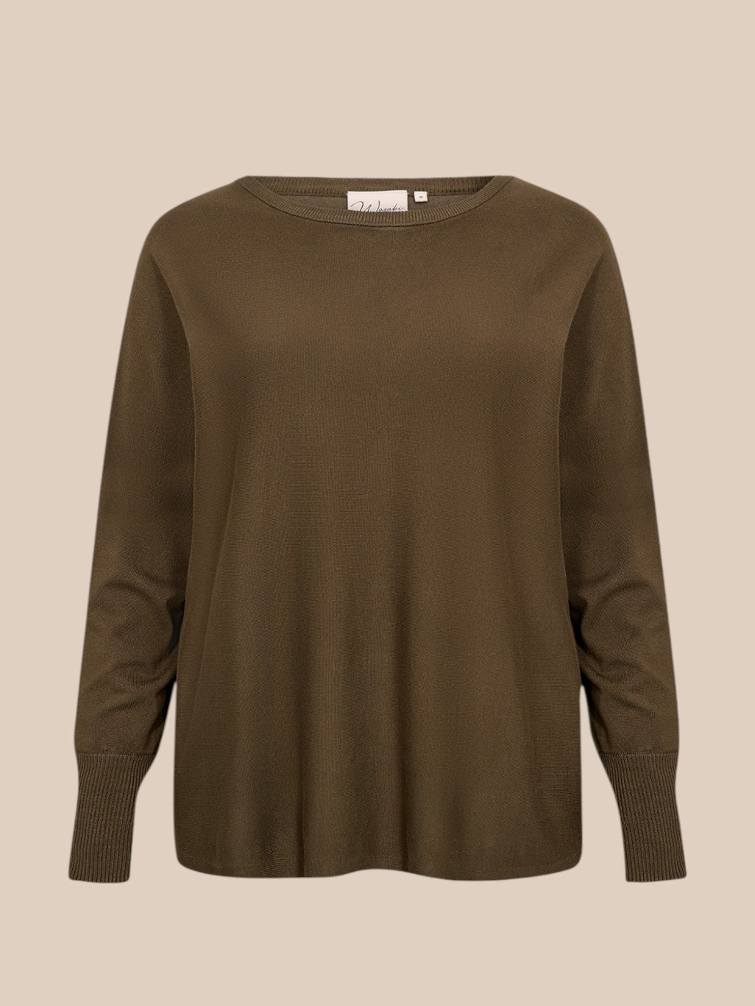 Strik bluse i en blød kvalitet. Den er med rib-effekt ved ærmets afslutning, som har fuld længde, og så er den med rund hals og smart knap-detalje ned langs ryggen.