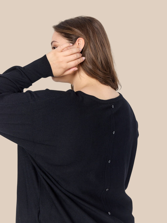 Strik bluse i en blød kvalitet. Den er med rib-effekt ved ærmets afslutning, som har fuld længde, og så er den med rund hals og smart knap-detalje ned langs ryggen.